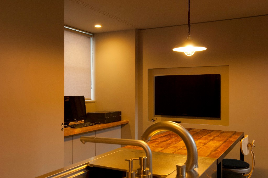 テレビも壁掛けで配線もスッキリ省スペース