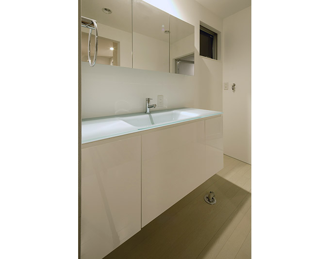 淡いグリーンがアクセントの洗面台