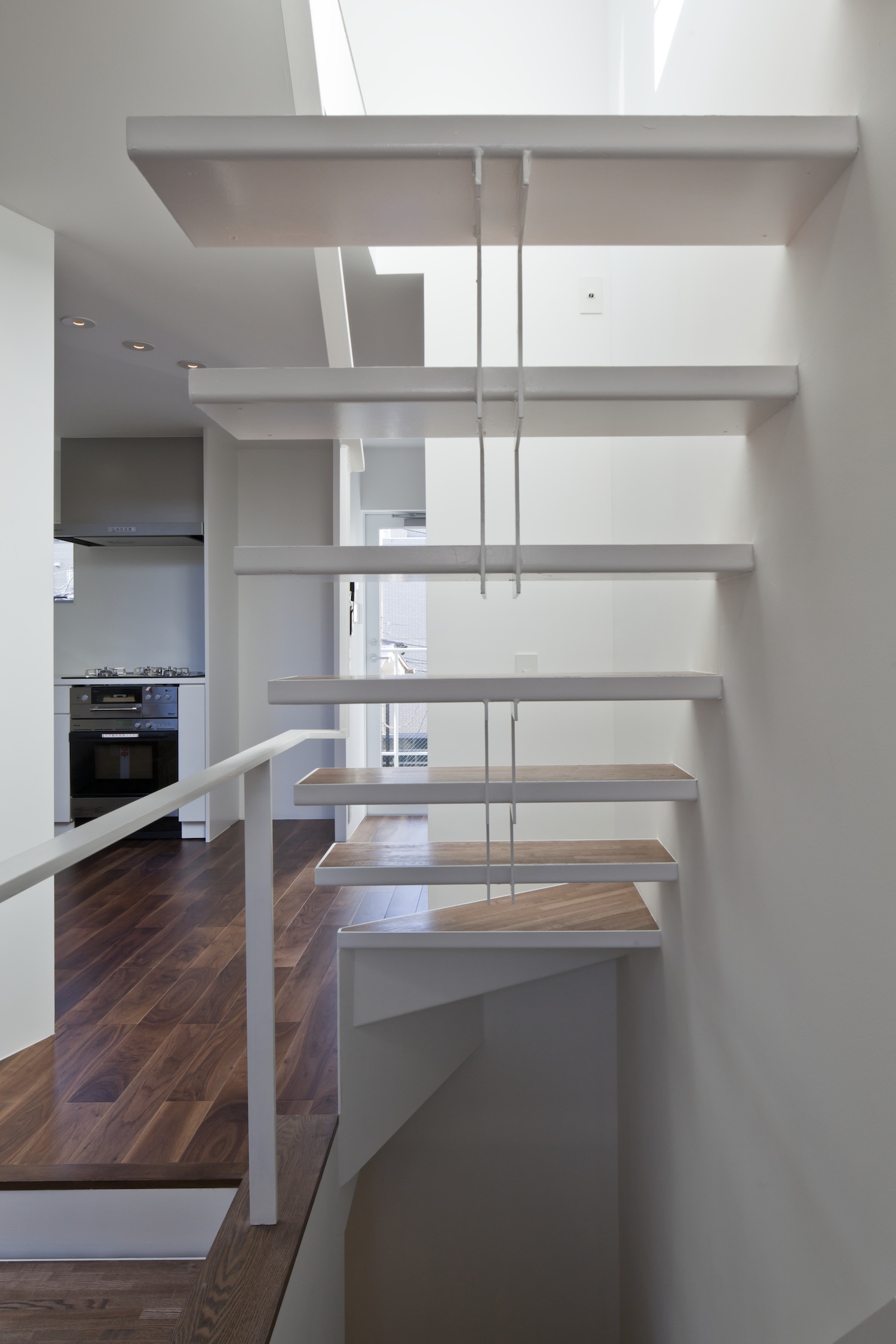 削ぎ落としたミニマルデザインの階段