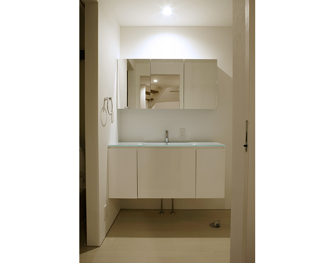 ダウンライトで優しい印象の洗面室