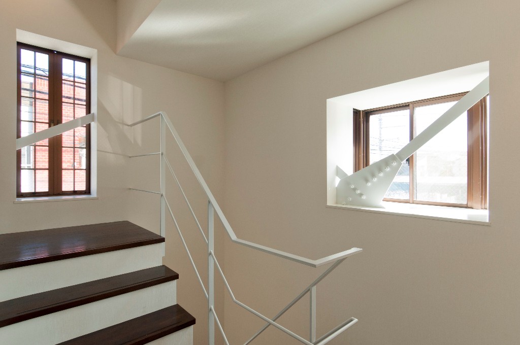 家の所々にブレースが一部顔をのぞかせ空間のアクセントに