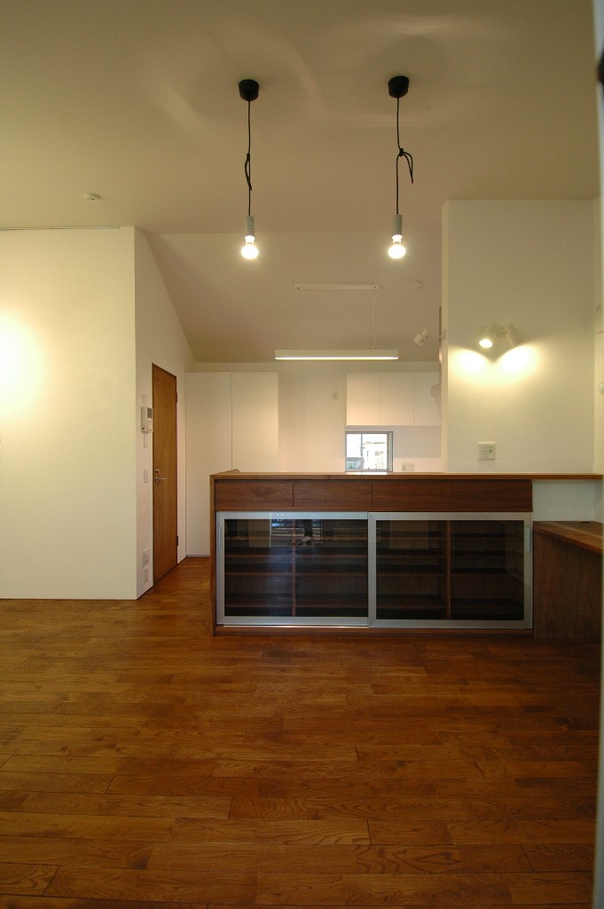 床の無垢フローリングと統一感を出したキッチンカウンター