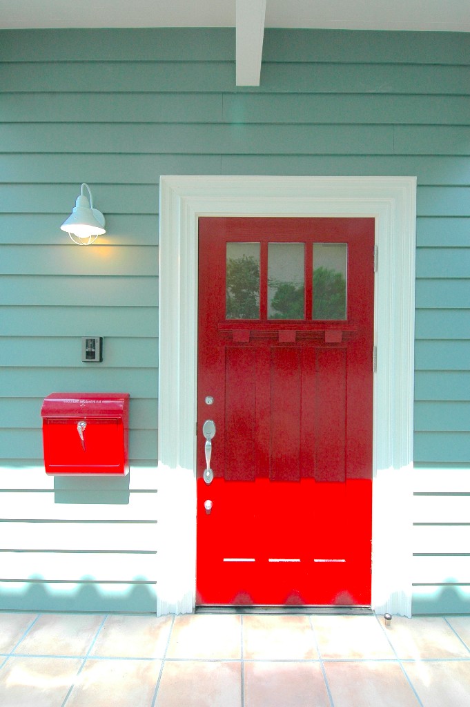 爽やかなミントグリーンに、目が覚めるような赤い玄関。
