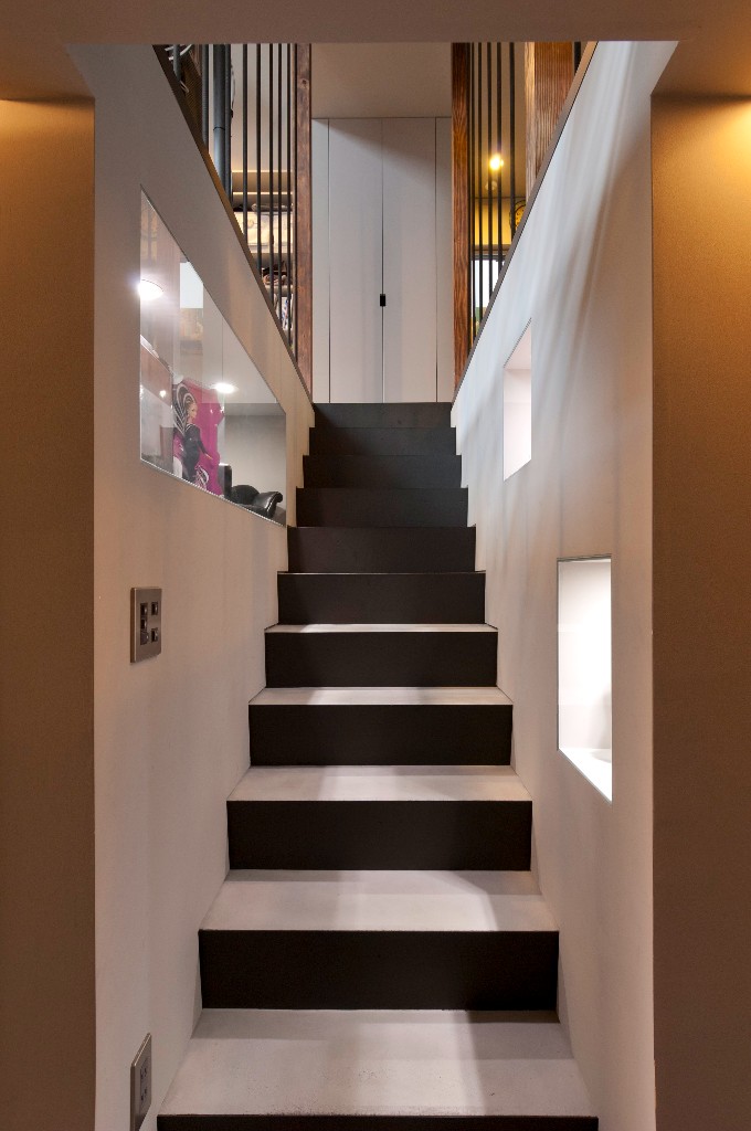 階段脇の埋め込み飾り棚はお店のディスプレイのよう