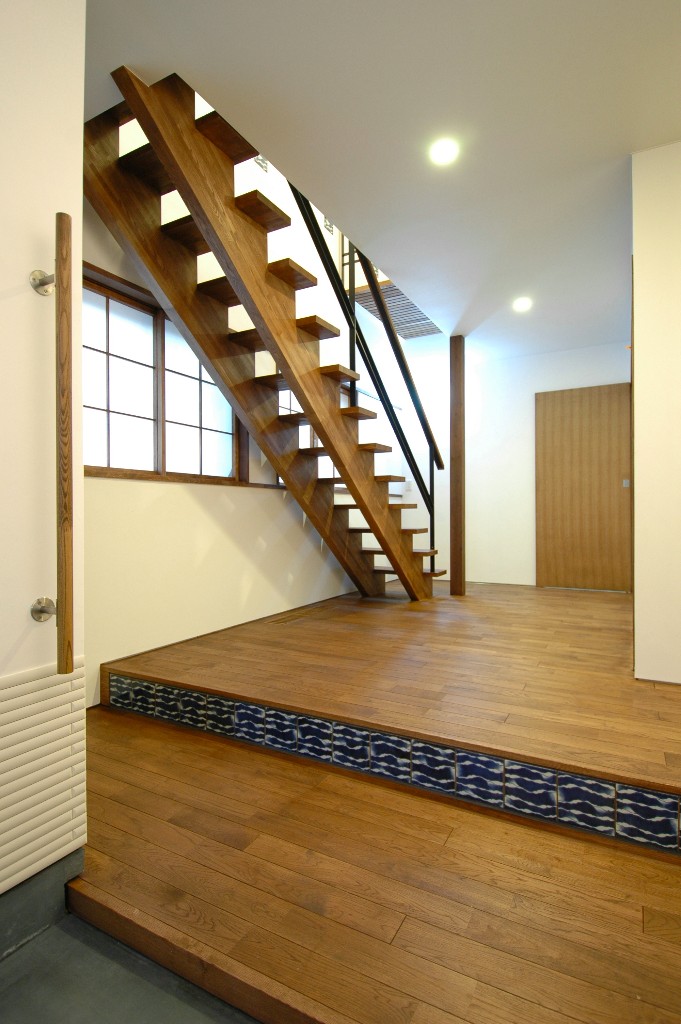 蹴上げに陶板を仕込んでアクセントにした玄関ホール