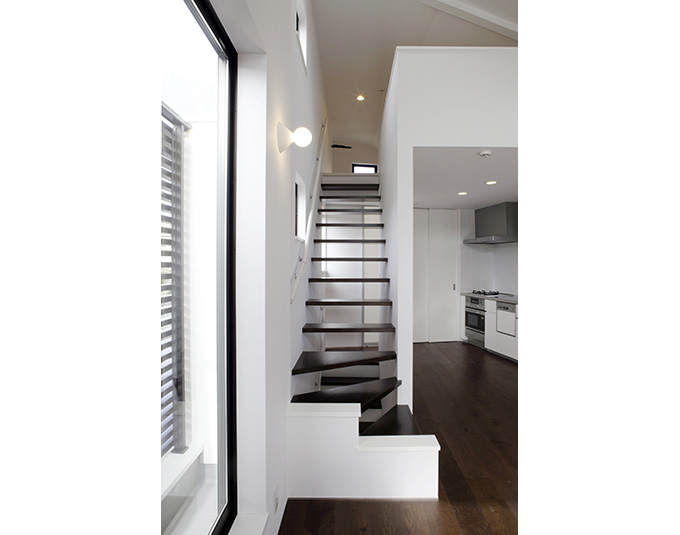 開放感をプラスする段板のみの階段