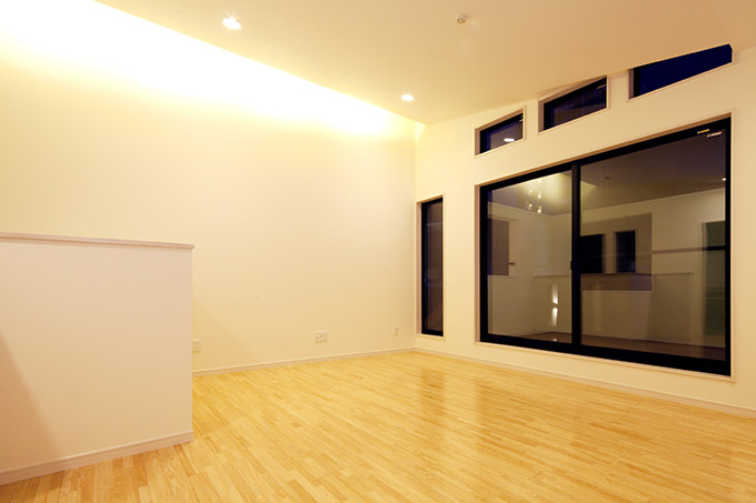 傾斜屋根の片側をライトが照らす夜景