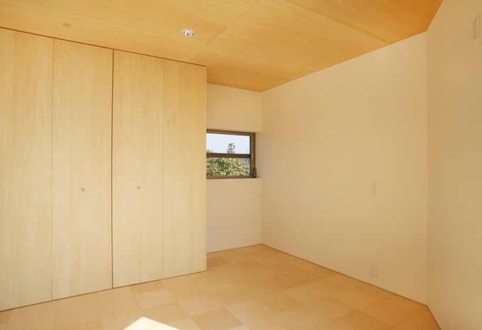 可愛らしい小窓のある部屋