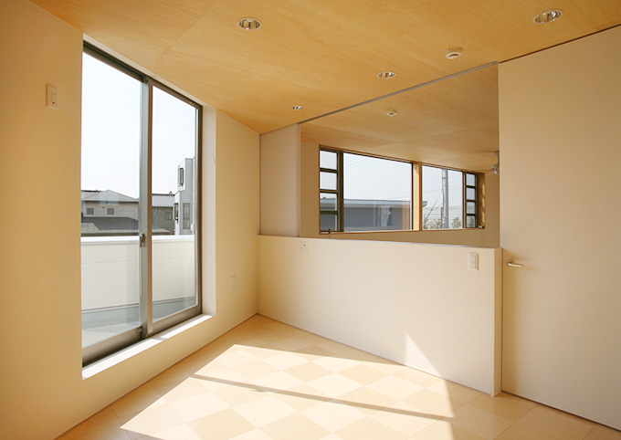 大きな鏡が映し出す景色