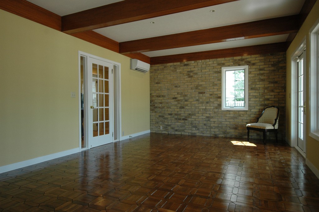 寄せ木細工の床にレンガの壁がアンティークな雰囲気の室内 Fevecasa フェブカーサ