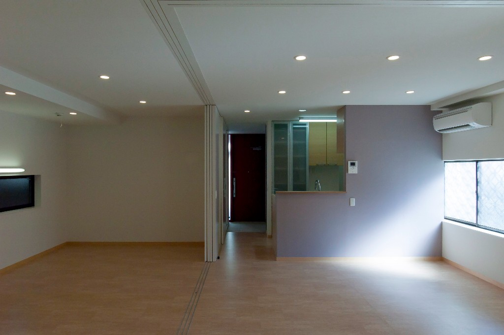 部屋を仕切っても必要な明かりが点けられるムード満点なダウンライト