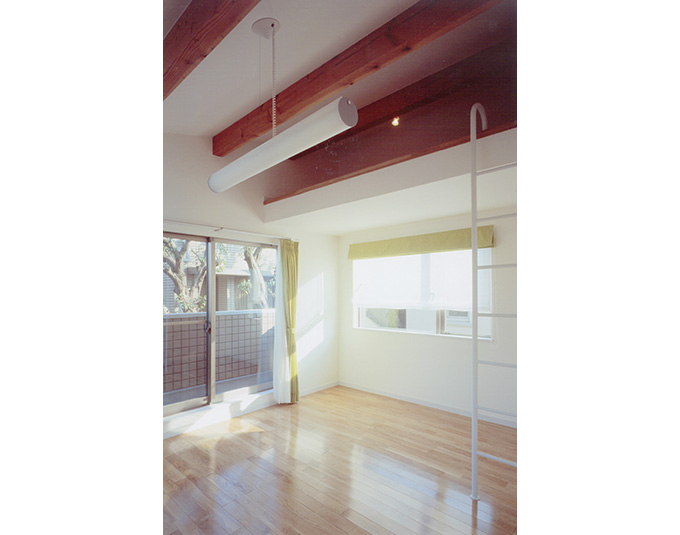 傾斜屋根を利用した収納スペース