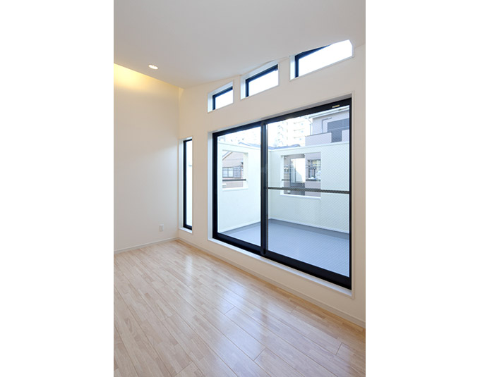視界の気にならない採光窓が並ぶ
