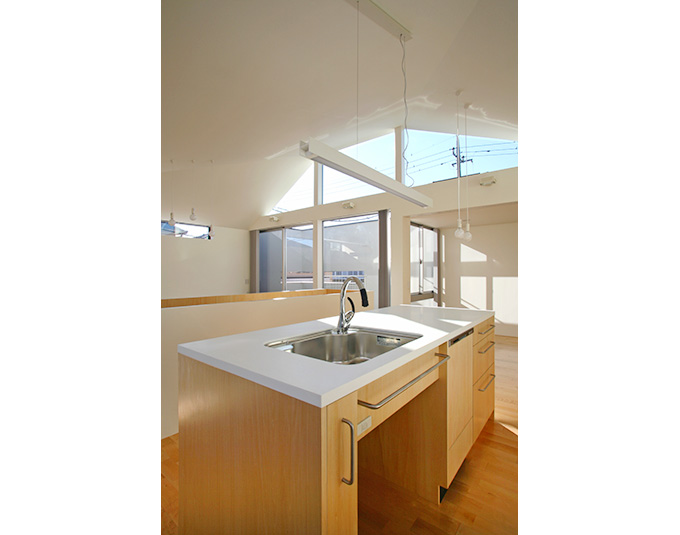 スタイリッシュな照明とキッチンシンク