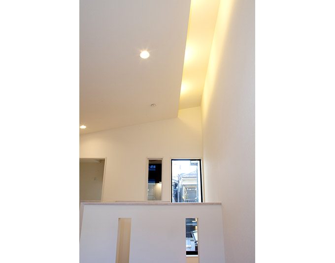 壁に反射させるライトで柔らかい印象に