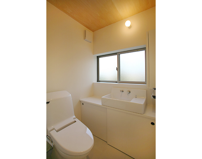 白で統一したトイレ