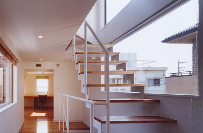 大きい窓に面した開放的な階段