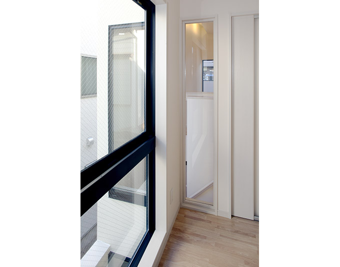 LDKから隣室を覗けるガラス窓