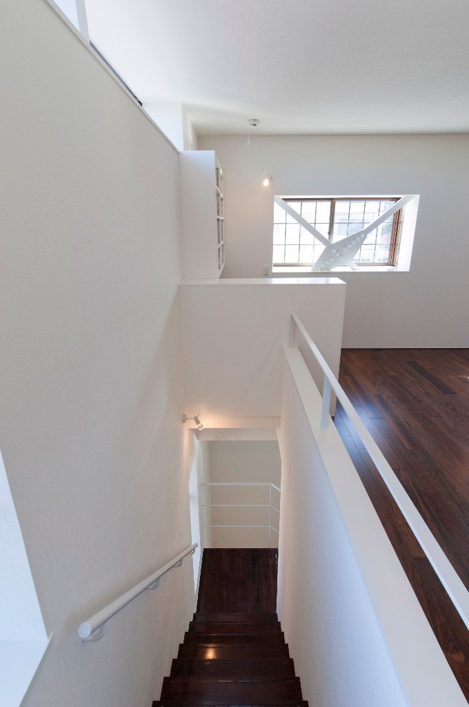 3階の子世帯LDKへと続く階段スペース