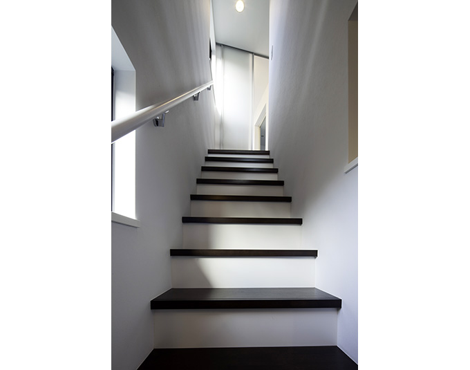 2階へ続く階段を見上げる