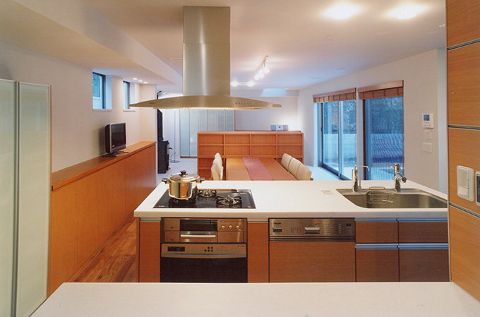 キッチン奥からリビングを眺める