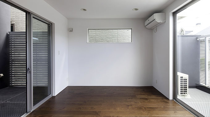 バルコニーと中庭に挟まれた風通しのよい部屋