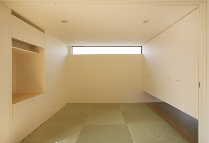 ハイサイドライトから光を取り入れる和室