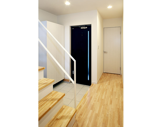 コントラストのはっきりとした玄関ドア