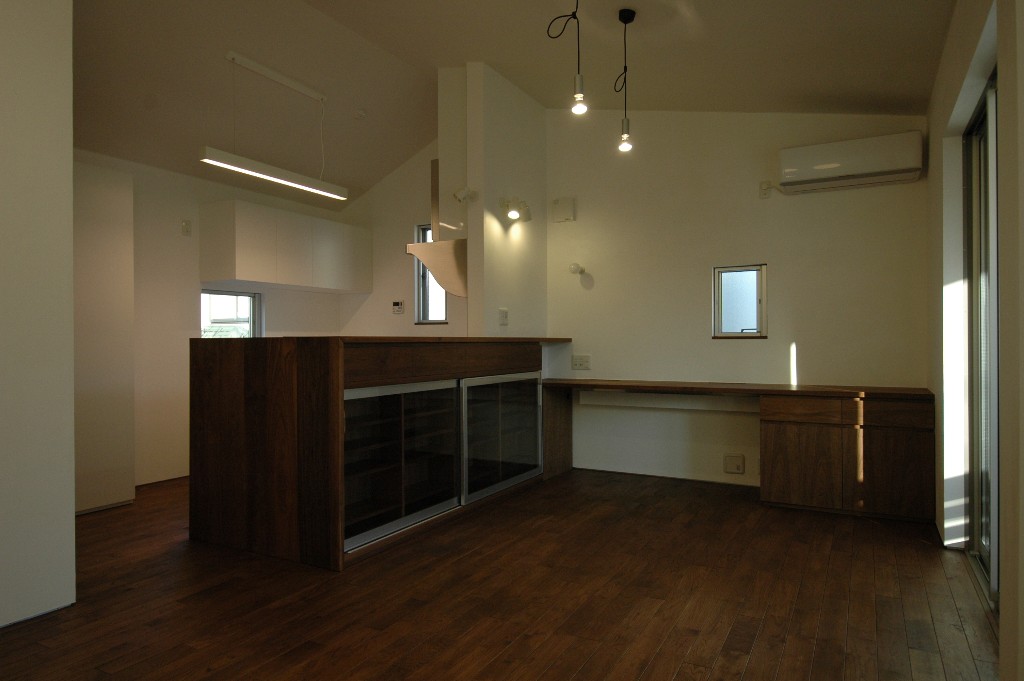 手元を隠したスッキリとした対面キッチン