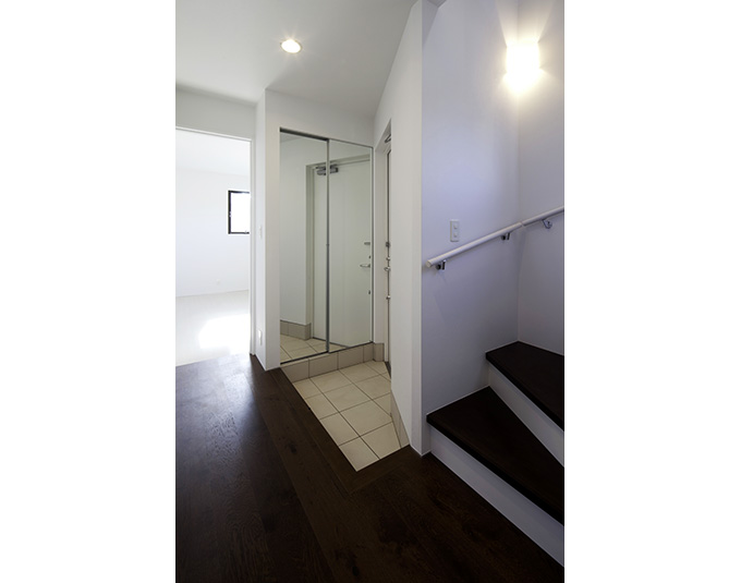 ガラス戸で部屋を広く見せるシューズロッカー