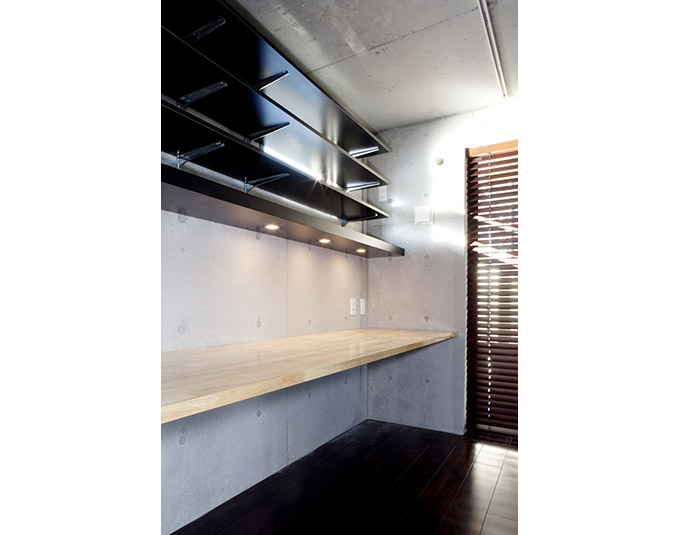 壁一面の収納棚が機能的な空間