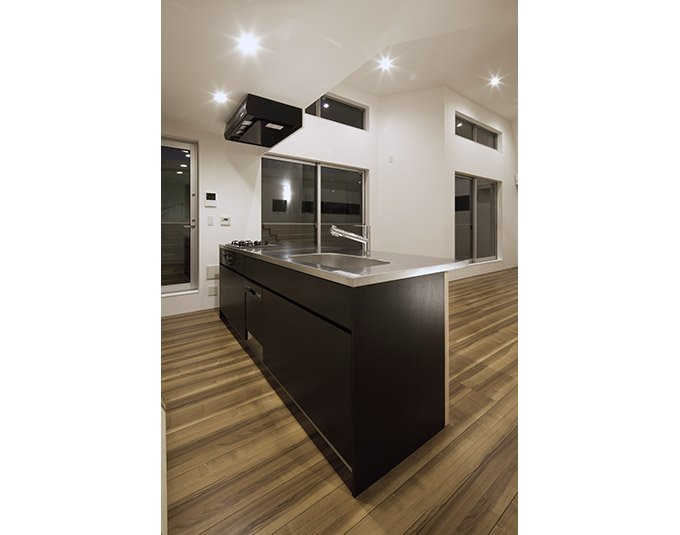 ダークブラウンを基調としたキッチン