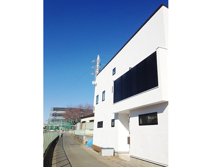 白い壁が爽やかな印象の外観