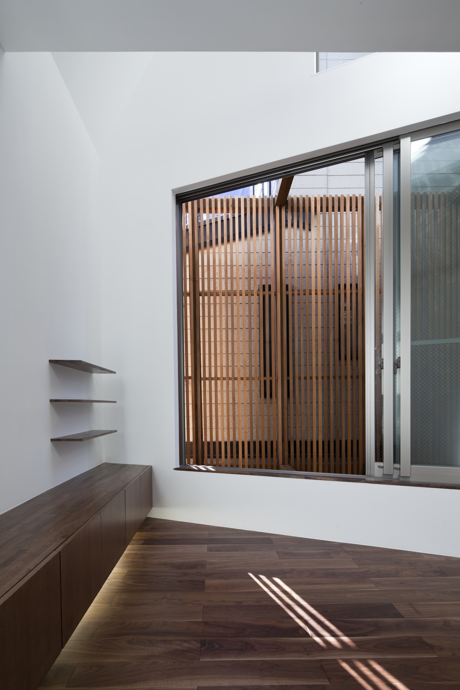 隣家と接近していてもプライバシーを守る工夫