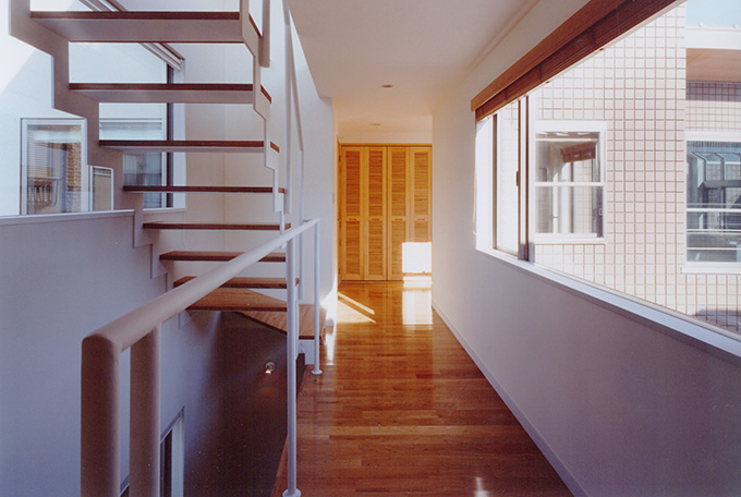 外を眺める大きい窓のある廊下