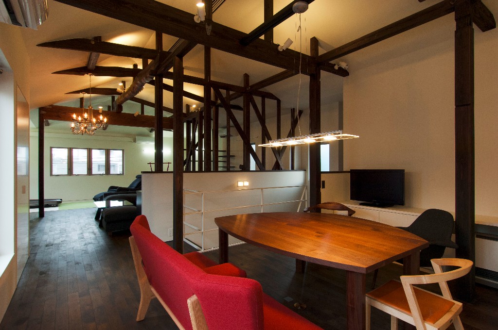 スケルトンリフォームで取り去った天井の小屋組みがクラシックな雰囲気