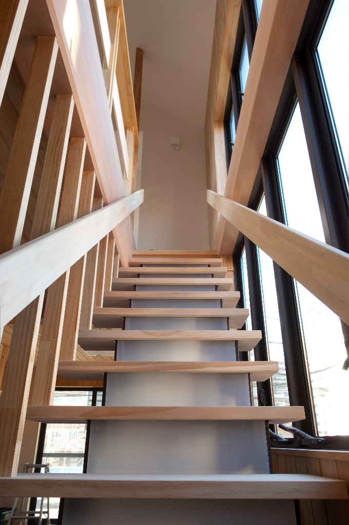 無垢の踏み板が気持ちいい階段