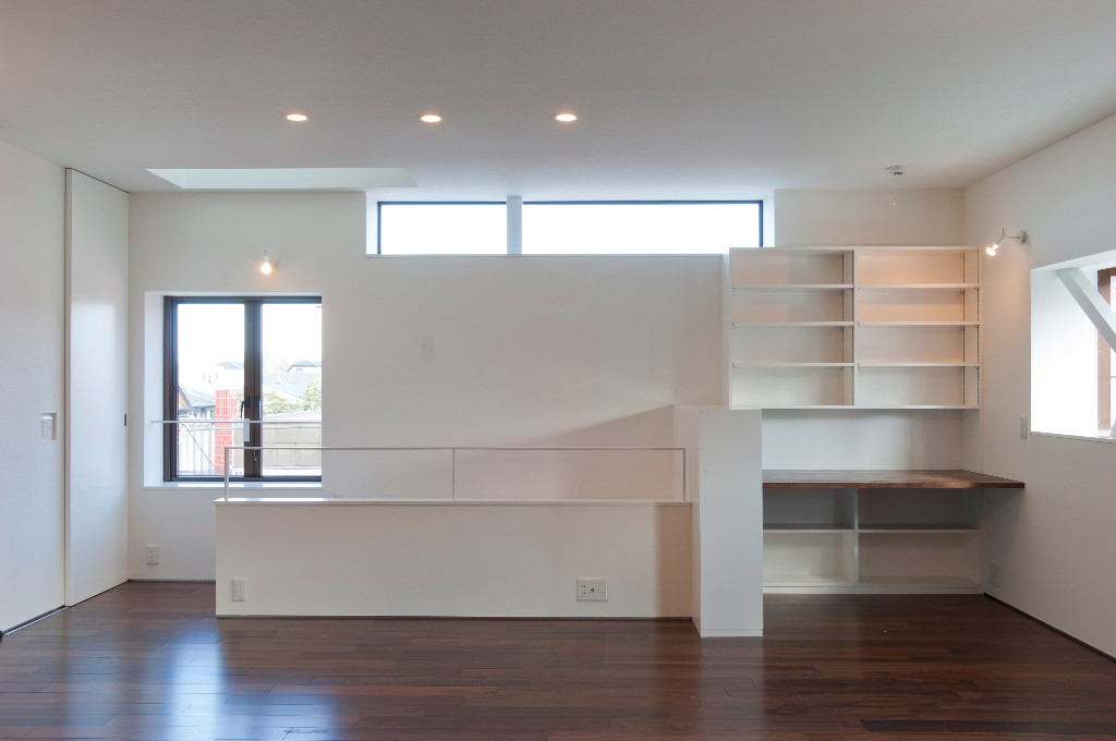 トップライトとハイサイドライトで明るく風の抜けるLDK