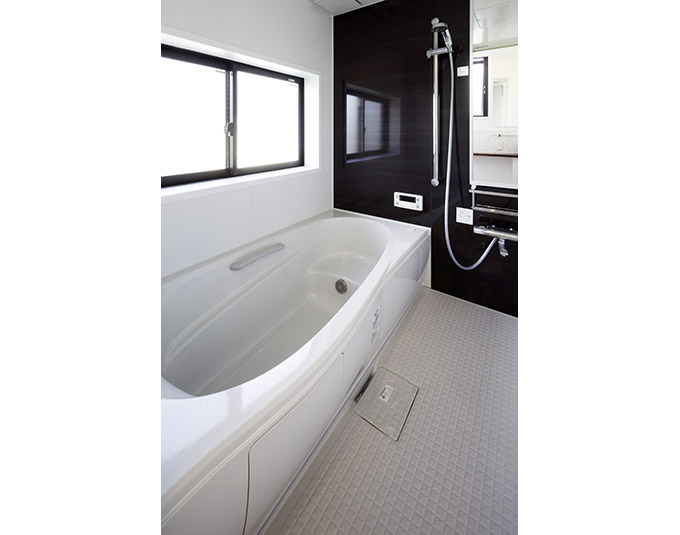 窓のある明るい浴室