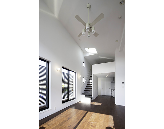 吹き抜けとトップライトの明るいLDK