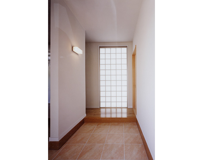 ガラスブロックの光が迎える玄関