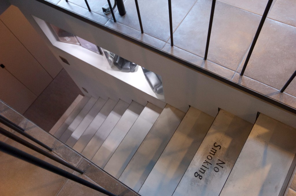 1階から2階へ続く階段はカフェにでも居る様な雰囲気のモルタル仕上げ