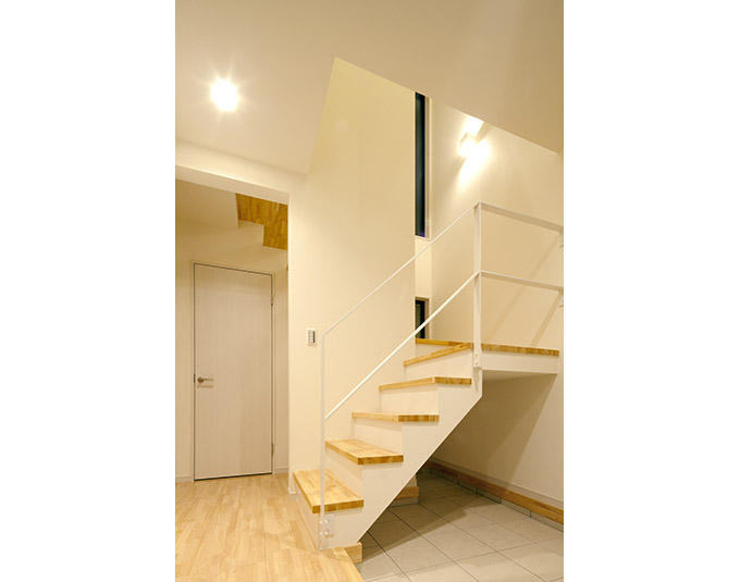 2階への動線が楽しい玄関ホール