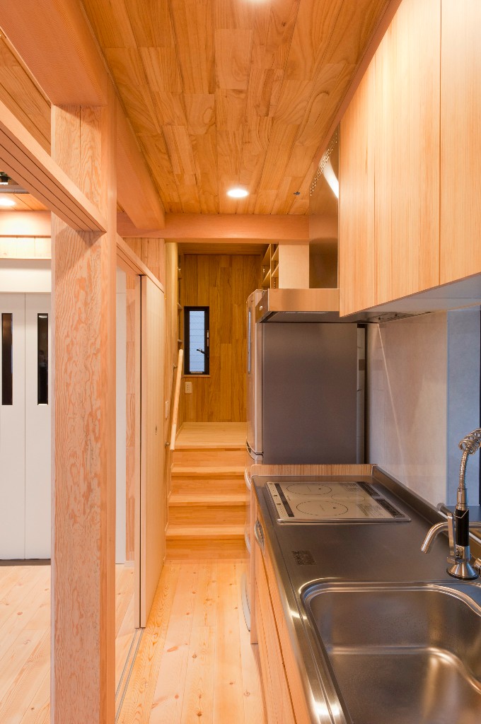 無機質ななりがちなキッチンもナチュラルな木目で柔らかな印象に