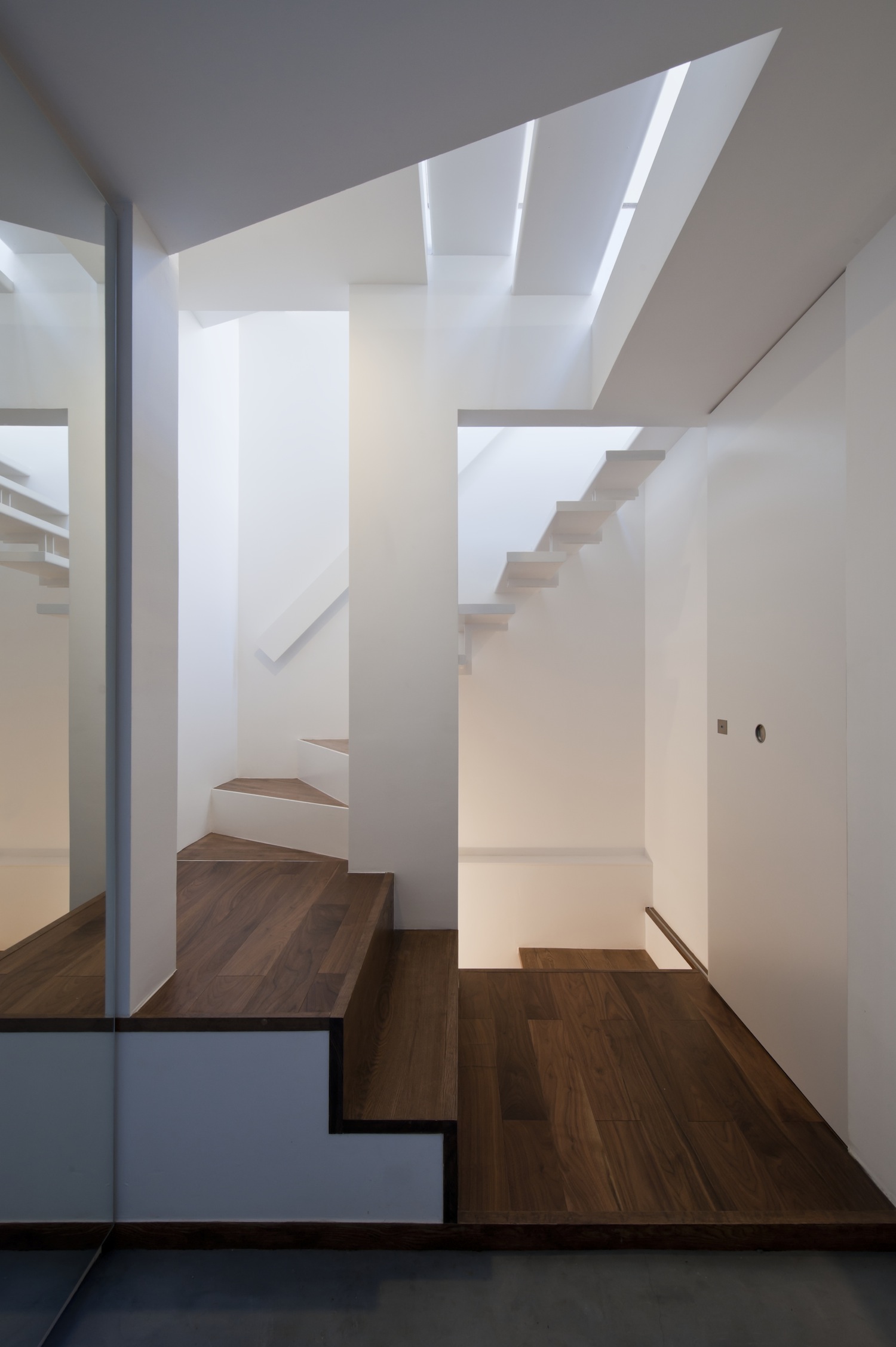 シンプルで美しいミニマルデザインな玄関 Fevecasa フェブカーサ