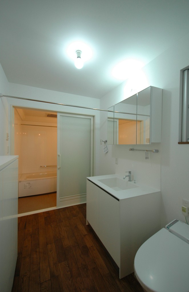 真っ白ミニマムなバストイレスペース