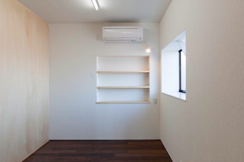 シンプルな床壁天井の子ども部屋