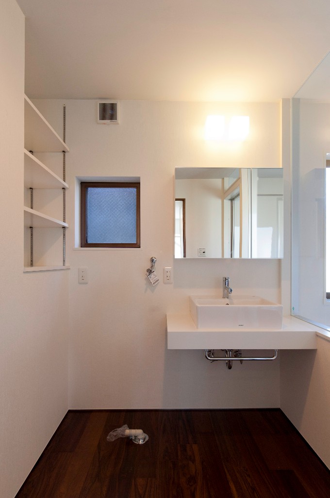 機能的でシンプルなデザインの洗面スペース
