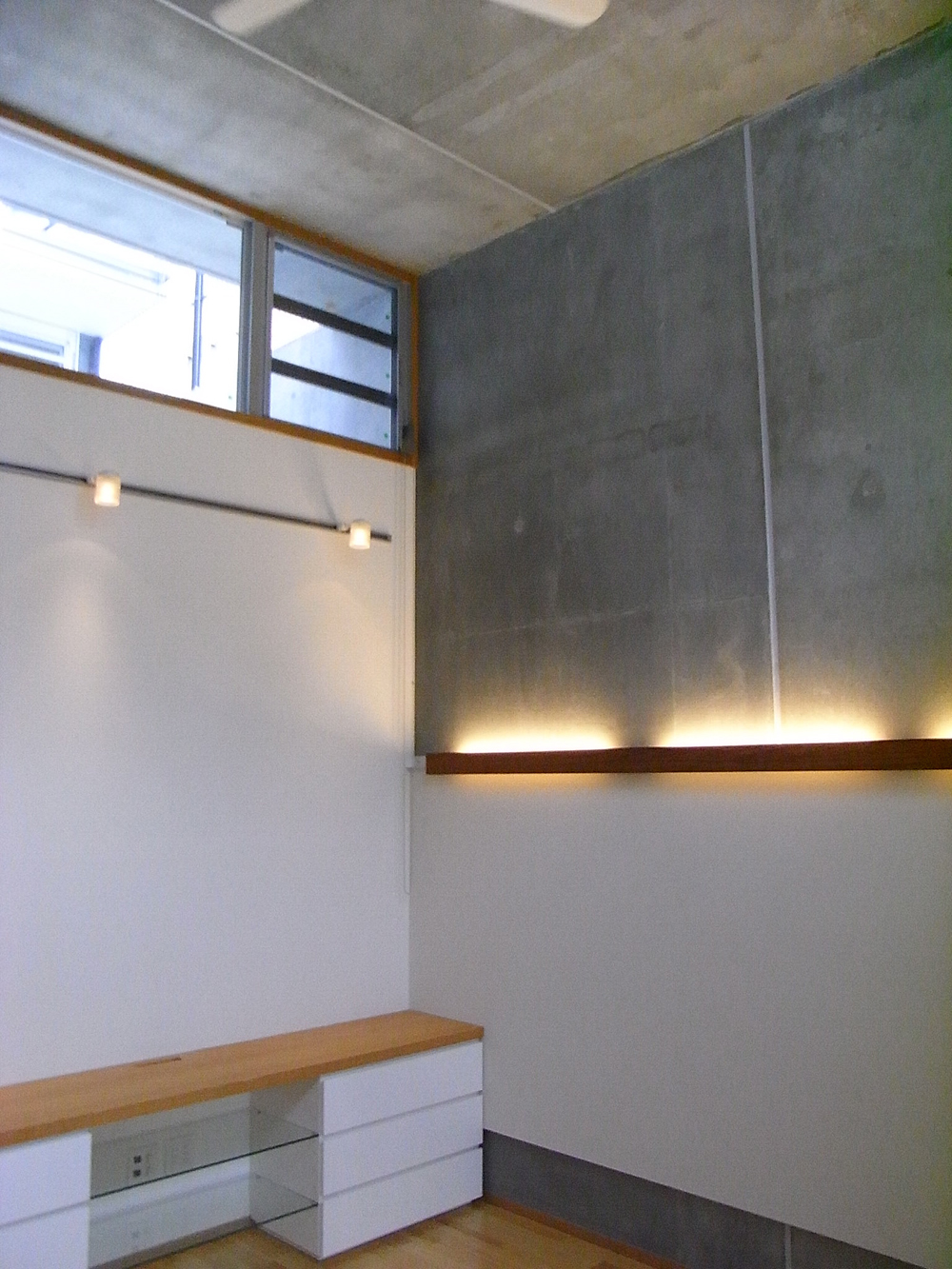 コンクリートや白い壁ナチュラルな木の質感と様々な素材が程よく融合した室内 Fevecasa フェブカーサ