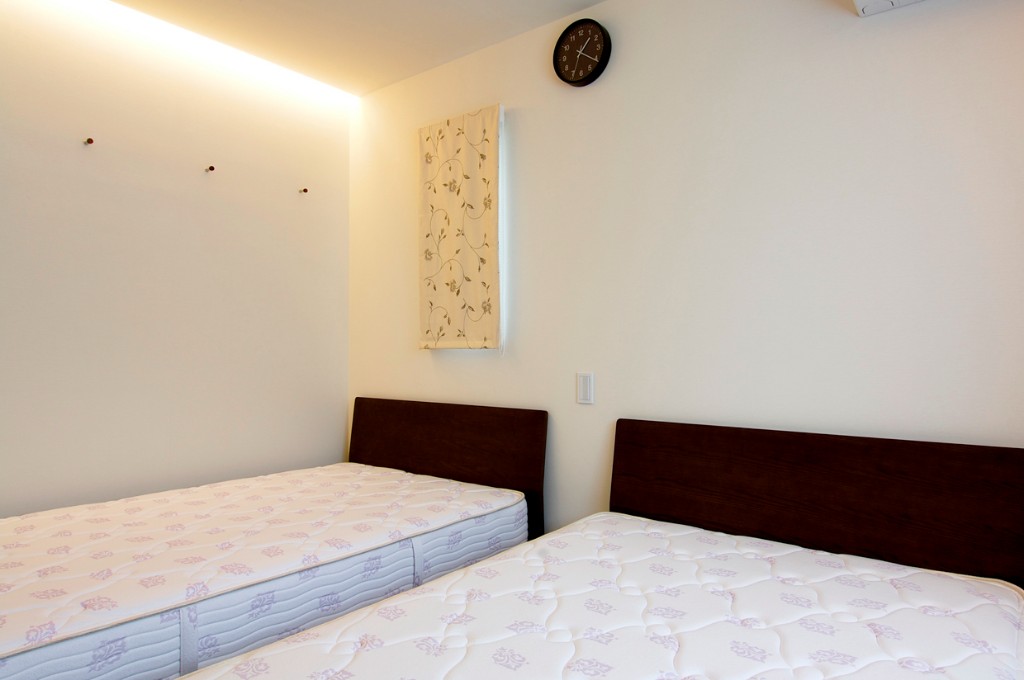 壁と天井の間に仕込まれた存在を感じさせない間接照明